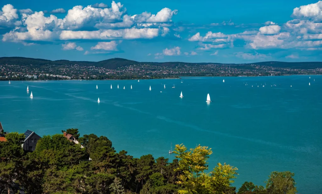 vitorlások a balatonon